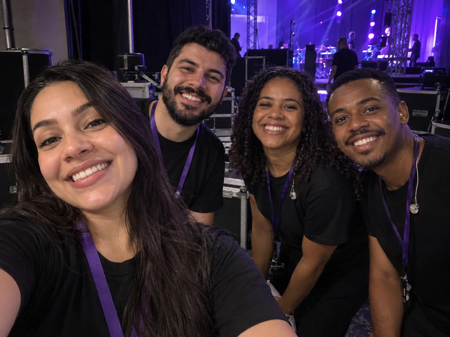 Selfie ilustrativa de quatro pessoas da equipe nos bastidores de um evento.